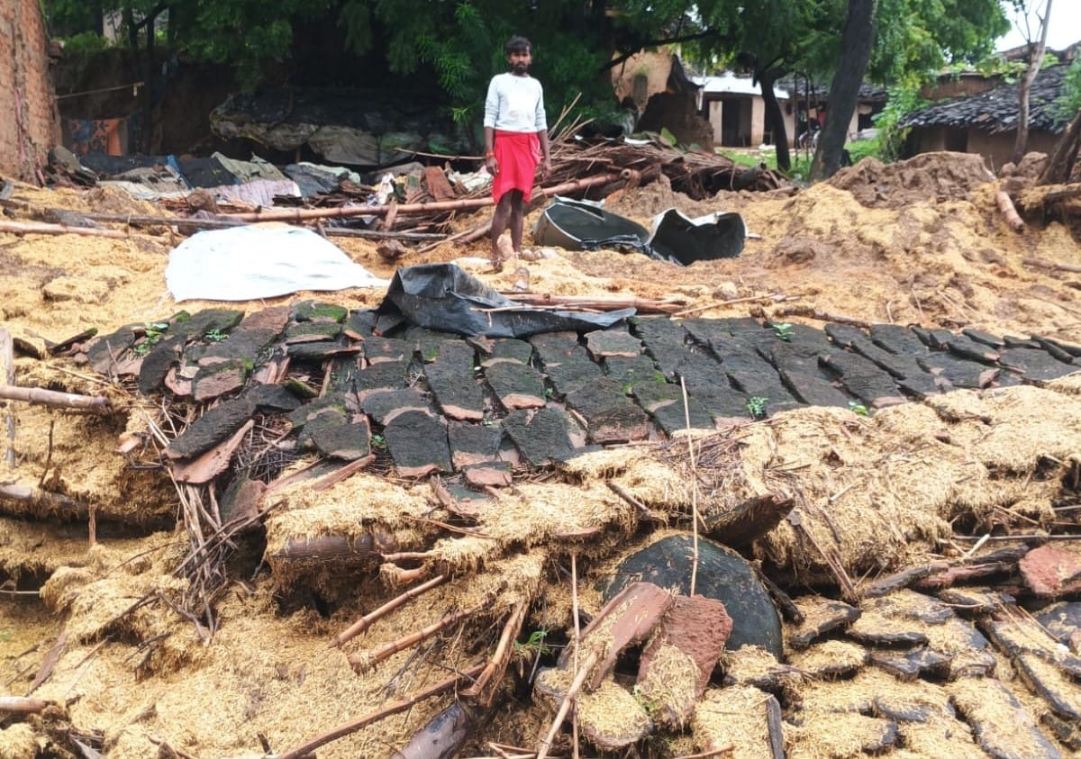 फोटो 01 सीकेटीपी 12 चौरा गांव की असनी खेंगर गिरा घर। ग्रामीण फोटो 01 सीकेटीपी 12 चौरा गांव की असनी खेंगर गिरा घर। ग्रामीण
