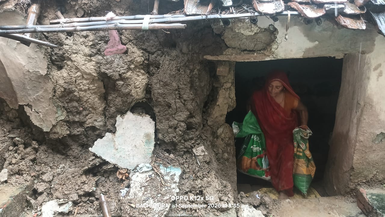 फोटो-10- गांव अमराइया में बारिश से गिरे का मलबा हटाता परिवार का सदस्य। संवाद