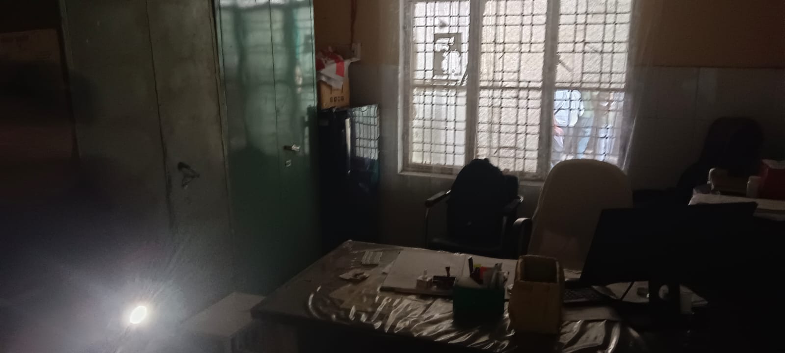 फोटो-21-अंधेरे में बैठे बाल रोग विशेषज्ञ डॉ.संजीव अग्रवाल। संवाद