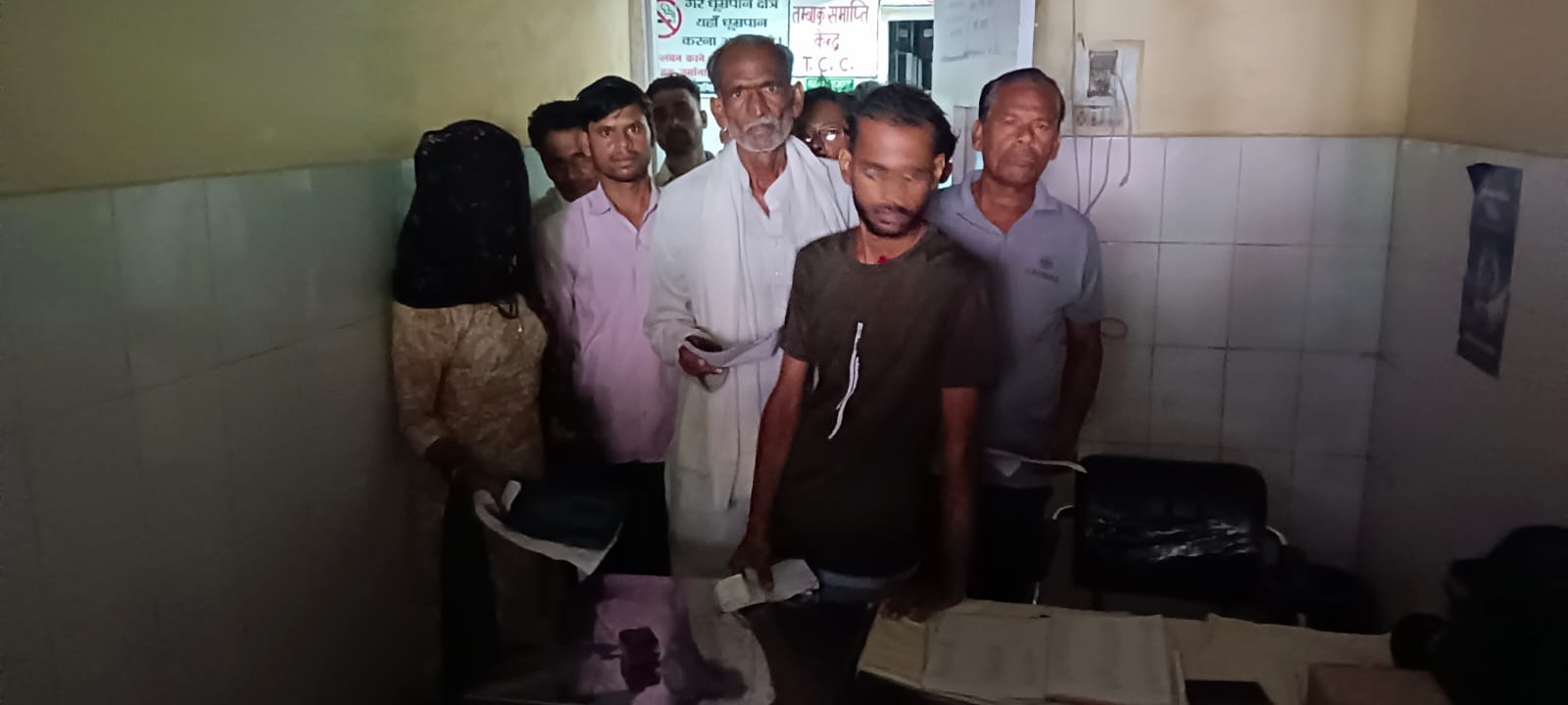फोटो-21-अंधेरे में बैठे बाल रोग विशेषज्ञ डॉ.संजीव अग्रवाल। संवाद