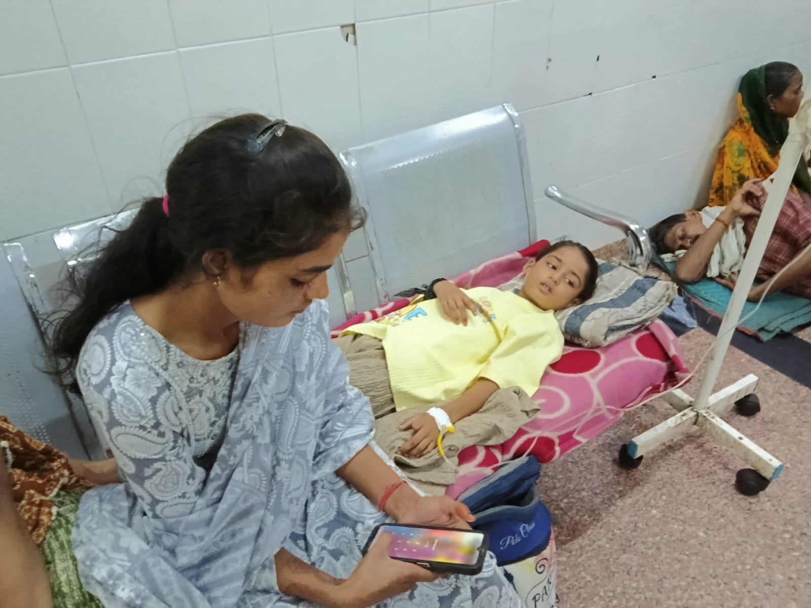 फोटो-23- जिला अस्पताल में बाल रोग विभाग की ओपीडी में लगी बाल रोगियों की भीड़। संवाद