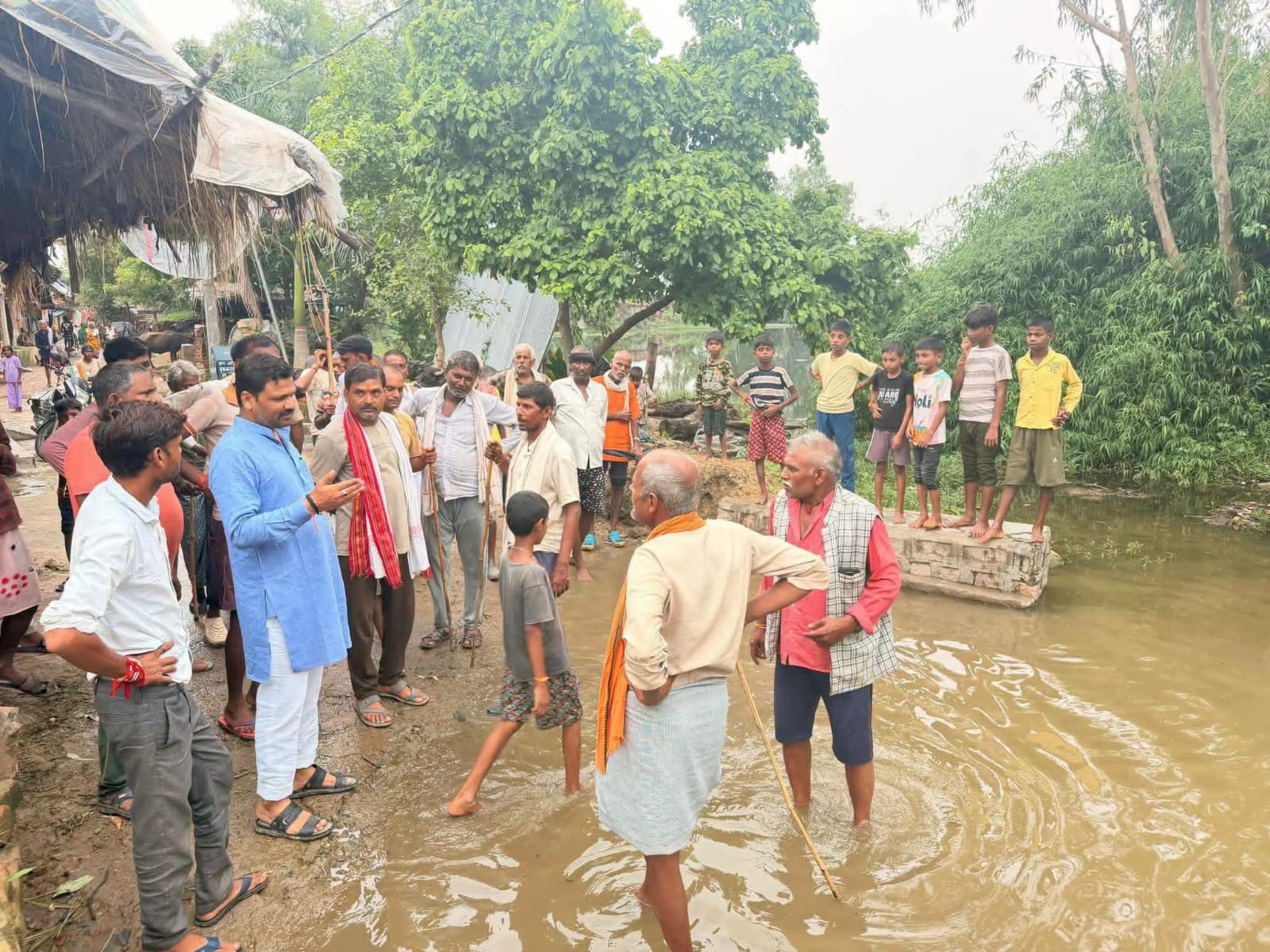 फोटो-23-टोला कला गांव के रपटे पर जलभराव को देखते एसडीएम बबेरू। संवाद