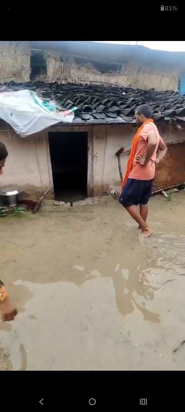 फोटो-23-टोला कला गांव के रपटे पर जलभराव को देखते एसडीएम बबेरू। संवाद