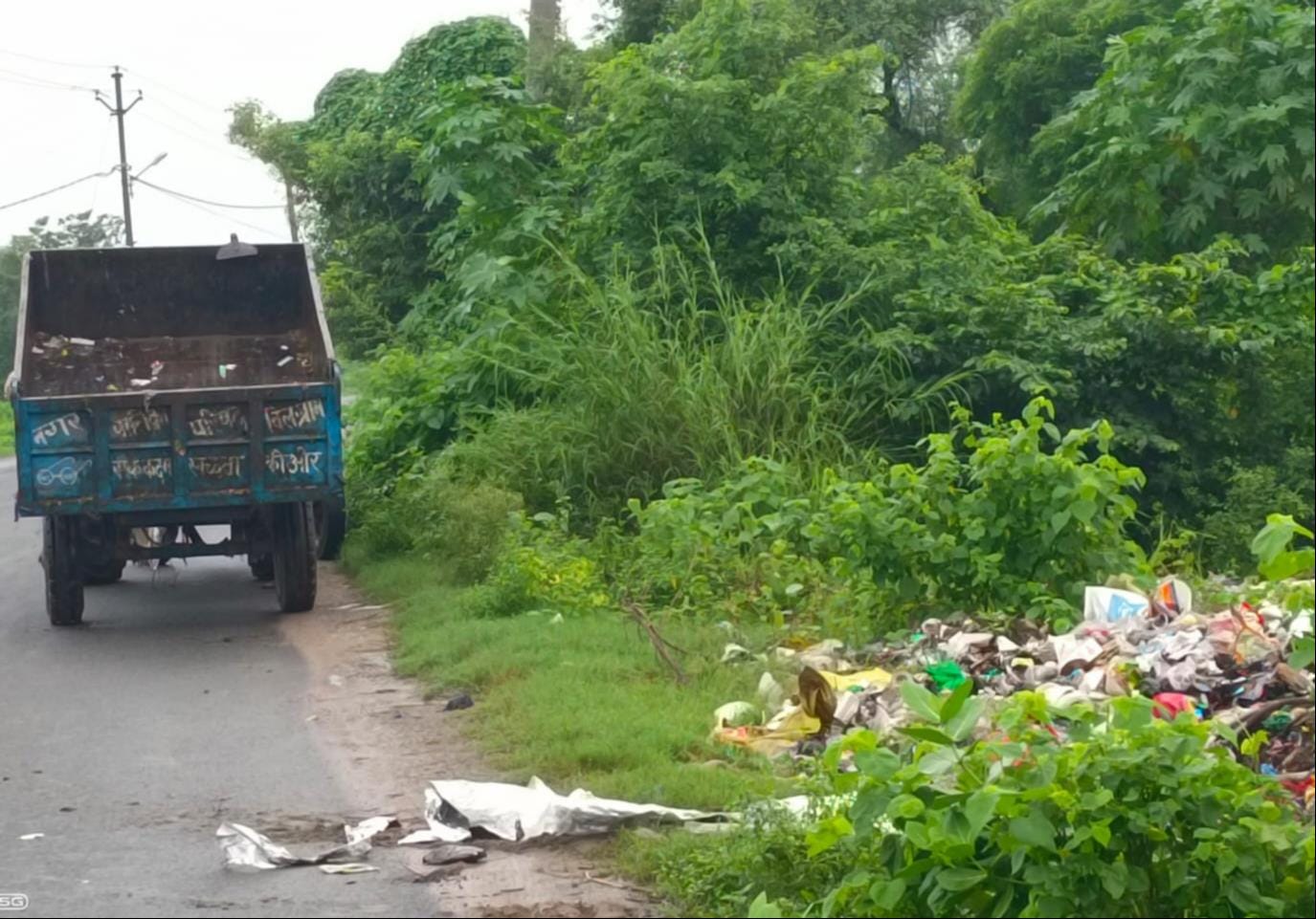 फोटो 26: एमआरएफ सेंटर के बाहर परिसर से कूड़ा हटाती जेसीबी। संवाद फोटो 26: एमआरएफ सेंटर के बाहर परिसर से कूड़ा हटाती जेसीबी। संवाद