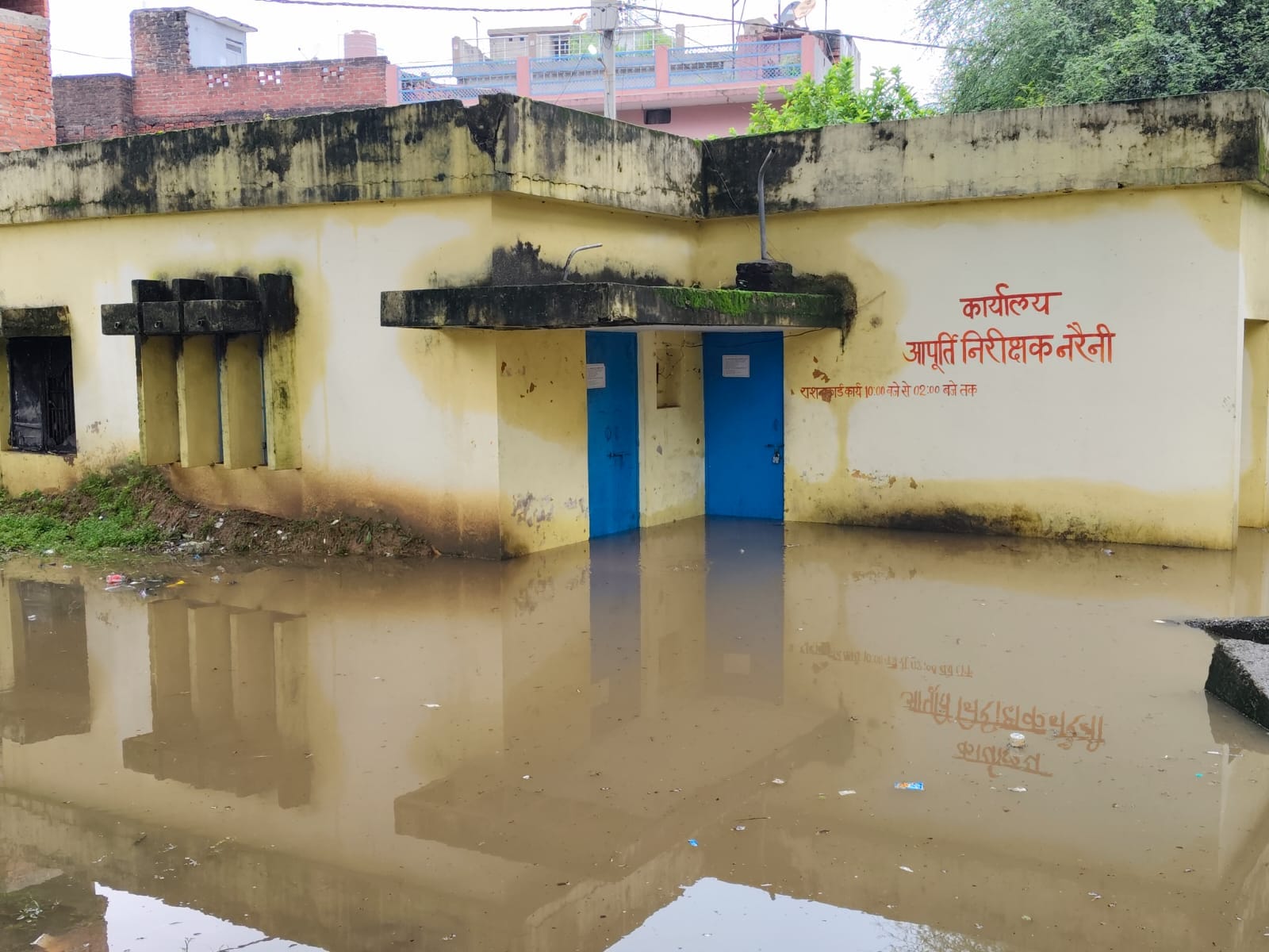 फोटो-26-गांव चौसड़ में सड़क काटकर बनाए गए नाले से गुजरता बाइकसवार। फोटो-26-गांव चौसड़ में सड़क काटकर बनाए गए नाले से गुजरता बाइकसवार।