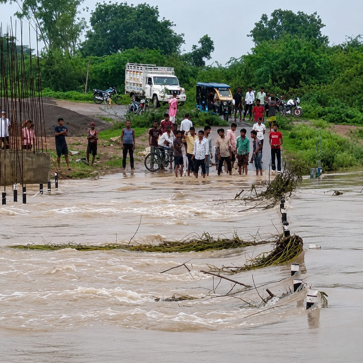 फोटो-26-गांव चौसड़ में सड़क काटकर बनाए गए नाले से गुजरता बाइकसवार। फोटो-26-गांव चौसड़ में सड़क काटकर बनाए गए नाले से गुजरता बाइकसवार।