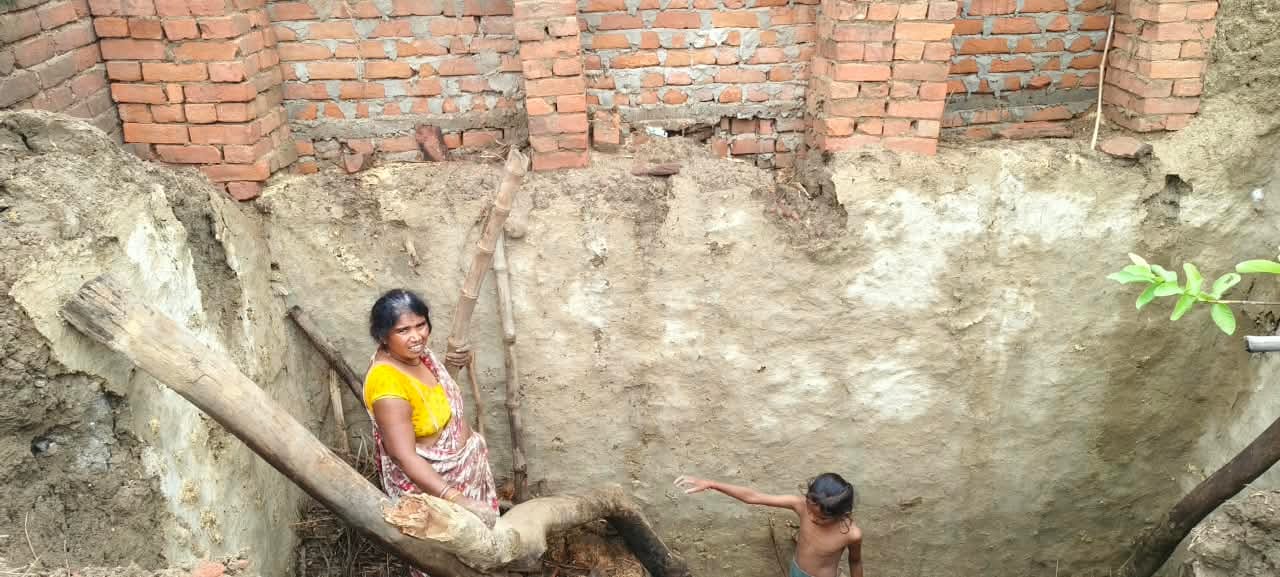 फोटो-3-गांव मवई बुजुर्ग में बारिश के चलते गिरी दुकान। संवाद