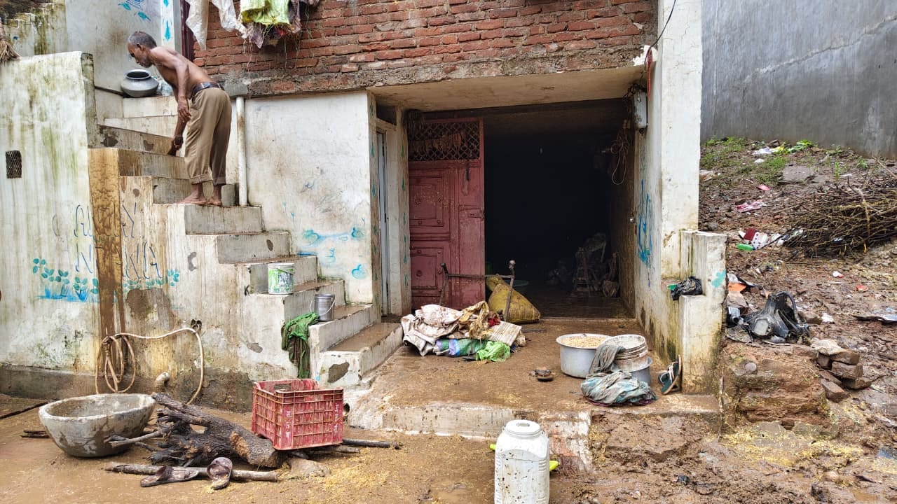 फोटो 31 सीकेटीपी 23 संतोष का गिरा कच्चा घर। संवाद