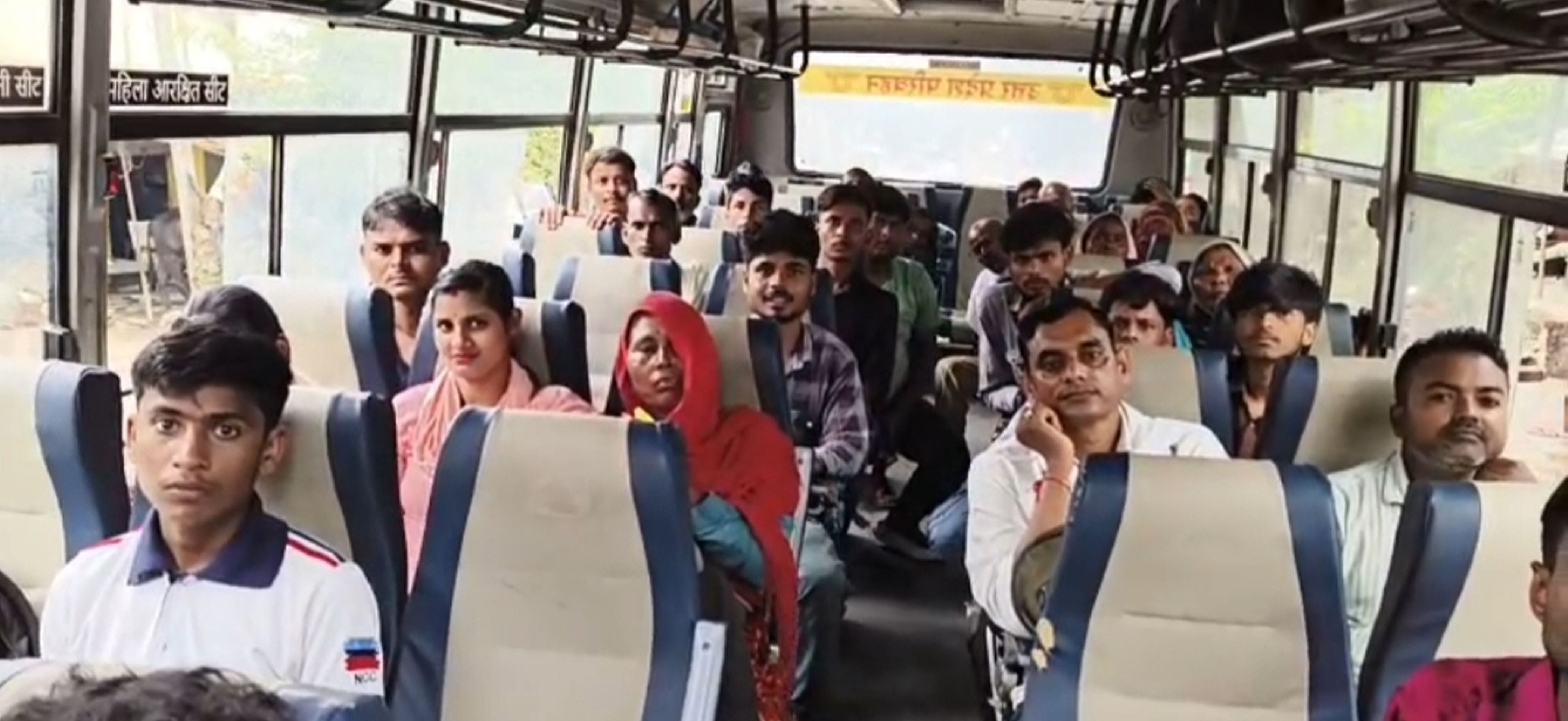फोटो-43-चित्रकूट जाने वाली रोडवेज बस में बैठी सवारियां। संवाद फोटो-43-चित्रकूट जाने वाली रोडवेज बस में बैठी सवारियां। संवाद