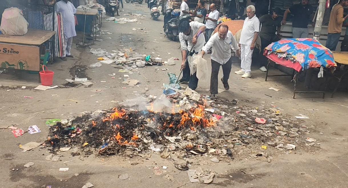 फोटो : सोनीपत के कच्चे क्वार्टर बाजार में कूड़े में आग लगाते दुकानदार। संवाद फोटो : सोनीपत के कच्चे क्वार्टर बाजार में कूड़े में आग लगाते दुकानदार। संवाद