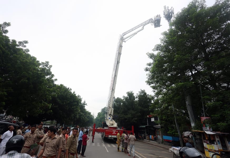 फायर स्टेशन हजरतगंज से हाइड्रोलिक प्लेटफार्म मंगवाकर अंकुर सिंह को टावर से उतारा गया। फायर स्टेशन हजरतगंज से हाइड्रोलिक प्लेटफार्म मंगवाकर अंकुर सिंह को टावर से उतारा गया।