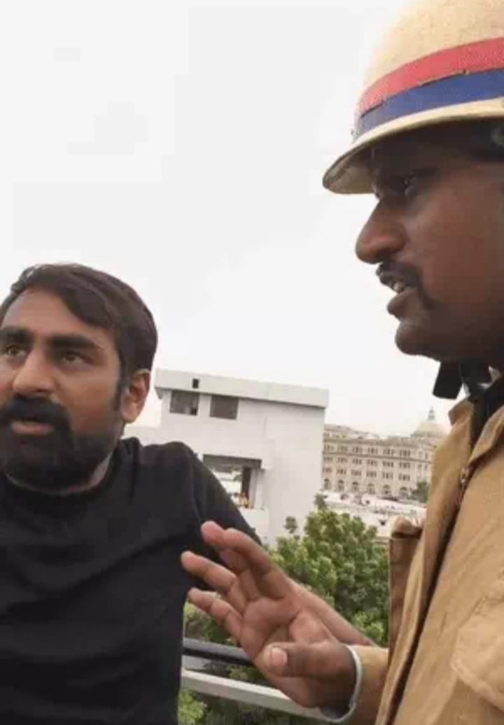 फायर स्टेशन हजरतगंज से हाइड्रोलिक प्लेटफार्म मंगवाकर अंकुर सिंह को टावर से उतारा गया। फायर स्टेशन हजरतगंज से हाइड्रोलिक प्लेटफार्म मंगवाकर अंकुर सिंह को टावर से उतारा गया।
