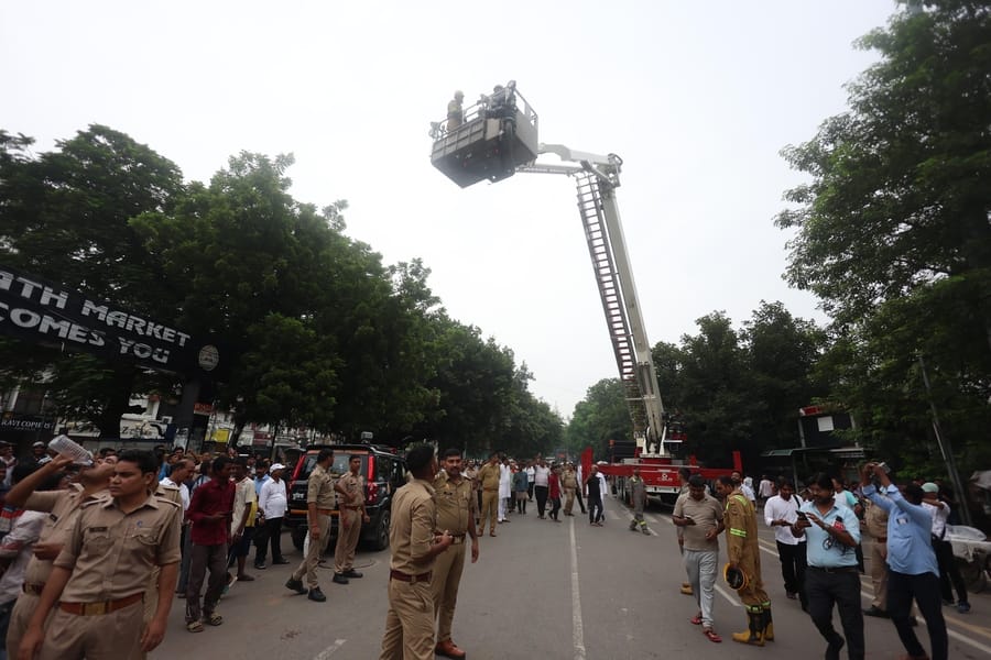 फायर स्टेशन हजरतगंज से हाइड्रोलिक प्लेटफार्म मंगवाकर अंकुर सिंह को टावर से उतारा गया। फायर स्टेशन हजरतगंज से हाइड्रोलिक प्लेटफार्म मंगवाकर अंकुर सिंह को टावर से उतारा गया।