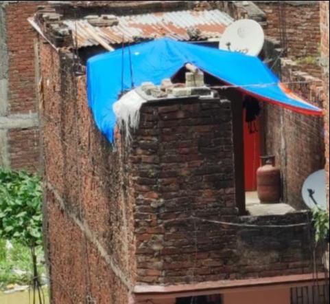 गंगा नदी के बाढ़ के पानी घिरा निहोरा नगर तथा नाव के सहारे आवागमन करते बाढ़ पीड़ित।संवाद गंगा नदी के बाढ़ के पानी घिरा निहोरा नगर तथा नाव के सहारे आवागमन करते बाढ़ पीड़ित।संवाद