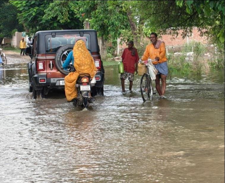 गंगा नदी के बाढ़ के पानी घिरा निहोरा नगर तथा नाव के सहारे आवागमन करते बाढ़ पीड़ित।संवाद गंगा नदी के बाढ़ के पानी घिरा निहोरा नगर तथा नाव के सहारे आवागमन करते बाढ़ पीड़ित।संवाद