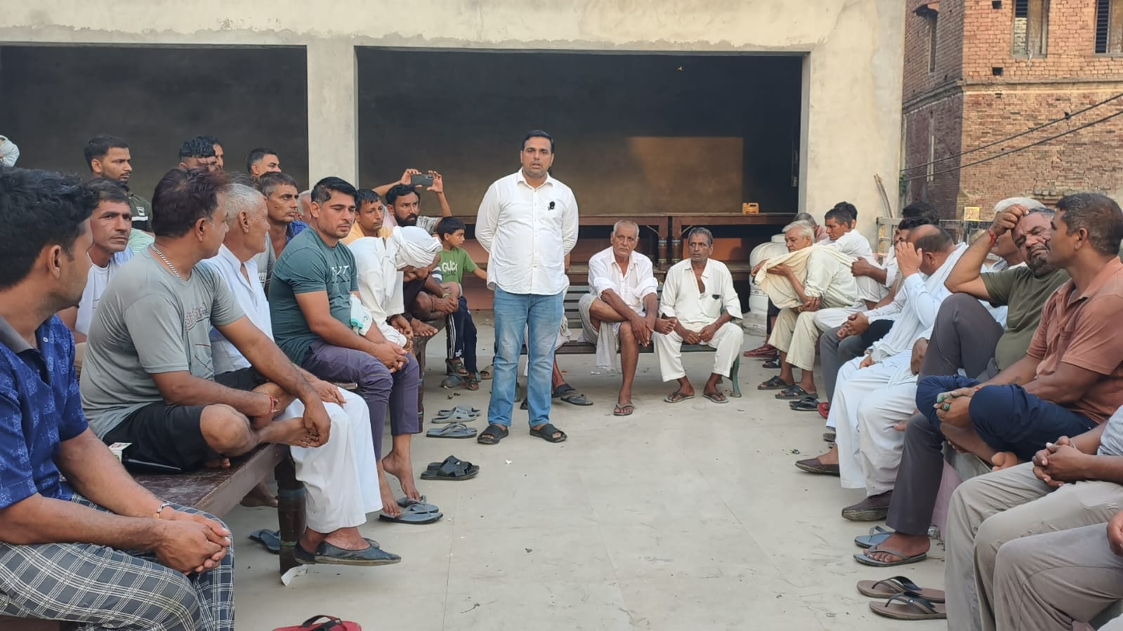 गांव पाई में दूध-घी के दाम बढ़ाने को लेकर बैठक करते पशुपालक। ग्रामीण गांव पाई में दूध-घी के दाम बढ़ाने को लेकर बैठक करते पशुपालक। ग्रामीण