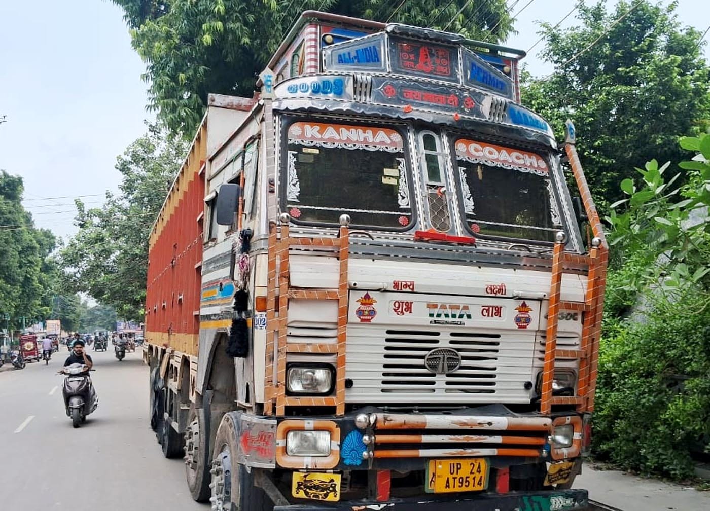 घायल छात्रा रिचा की हालत देख रोता छोटा भाई। स्रोत: वीडियो ग्रैव घायल छात्रा रिचा की हालत देख रोता छोटा भाई। स्रोत: वीडियो ग्रैव
