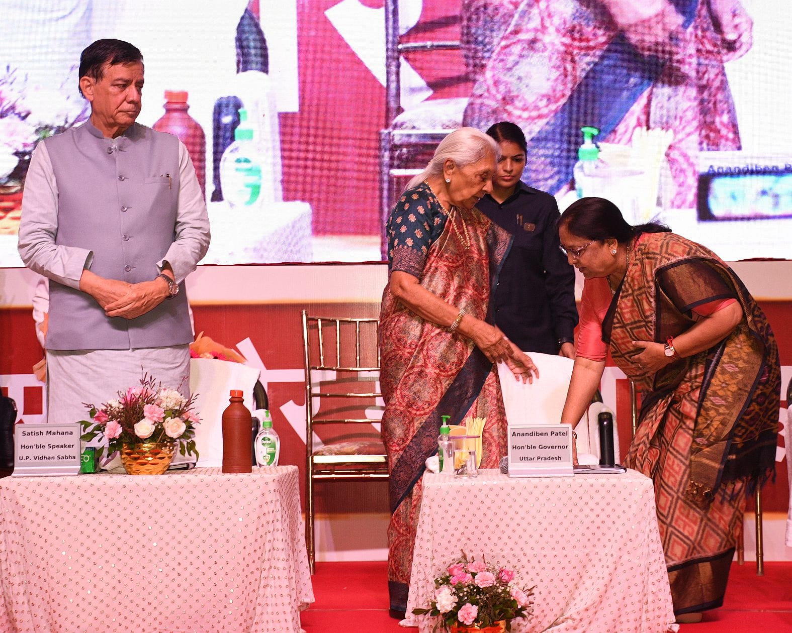इंदिरा गांधी प्रतिष्ठान में परिचर्चा कार्यक्रम में राज्यपाल आनंदीबेन पटेल को पुस्तक भेंट करतीं इंदिरा गांधी प्रतिष्ठान में परिचर्चा कार्यक्रम में राज्यपाल आनंदीबेन पटेल को पुस्तक भेंट करतीं