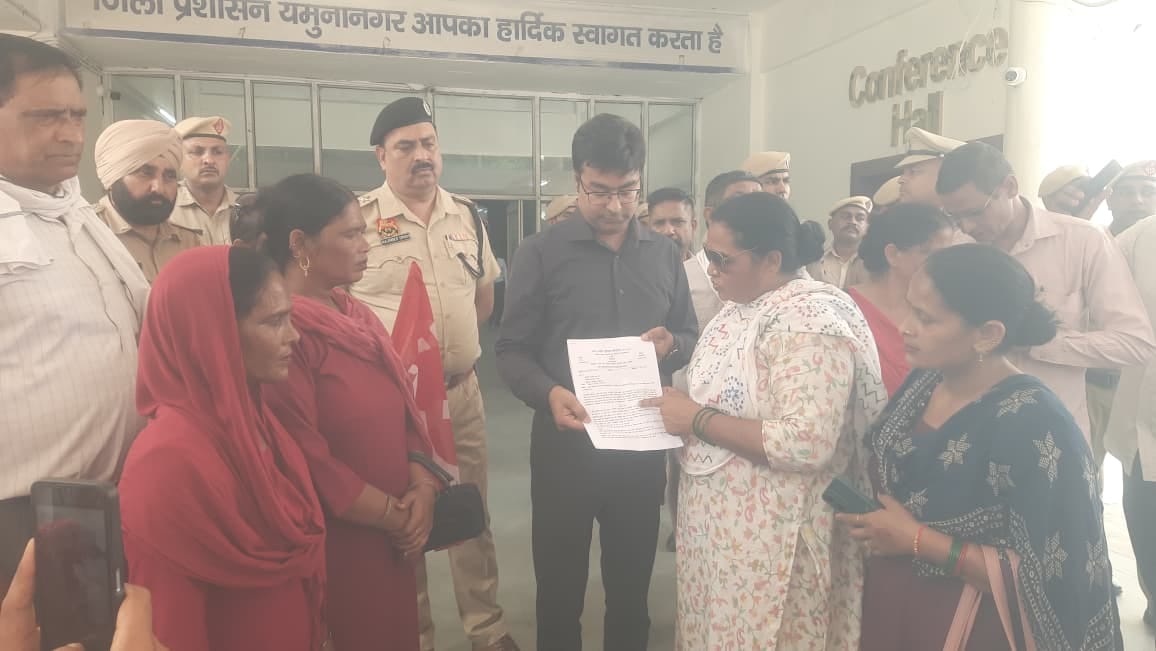 जिला सचिवालय में नारेबाजी करते विभिन्न संगठनों के पदाधिकारी। संवाद जिला सचिवालय में नारेबाजी करते विभिन्न संगठनों के पदाधिकारी। संवाद