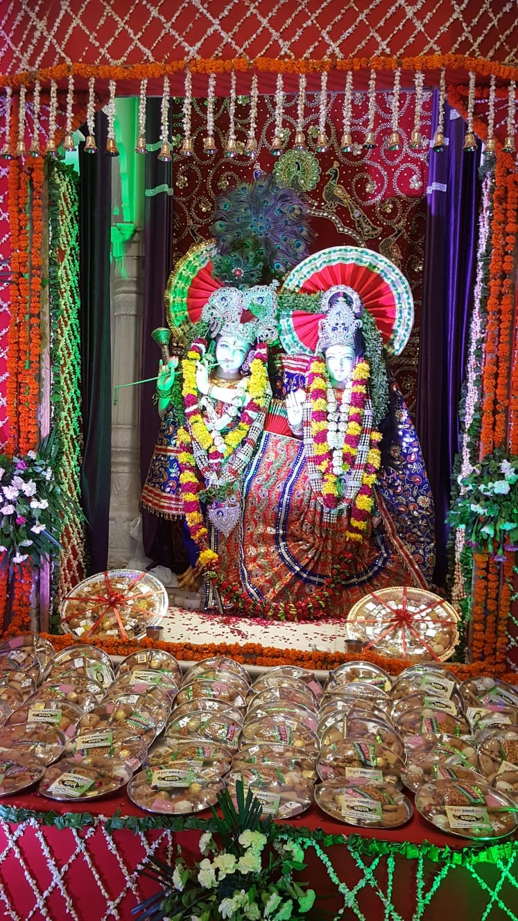 जन्माष्टमी पर बाजार में उपलब्ध 56 भोग की थाली