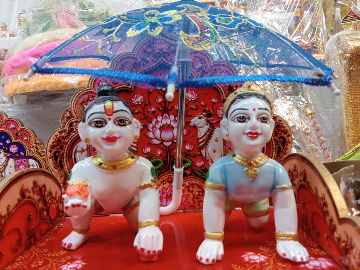 कचहरी के बगल राधा-कृष्ण के श्रृंगार की सजी दुकान। संवाद