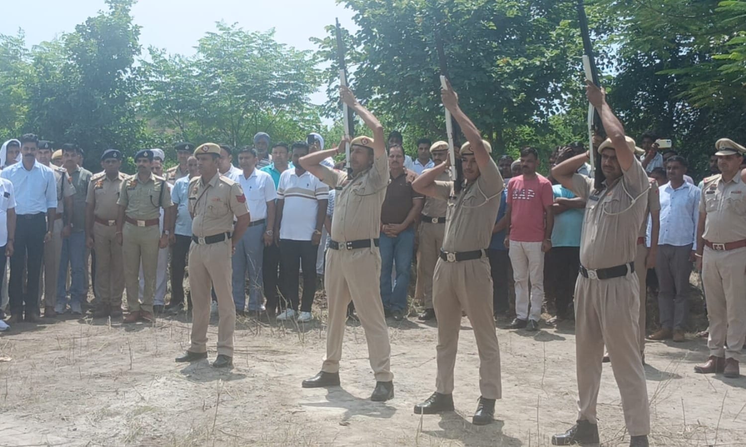 कुरुक्षेत्र के रामगढ़ गांव रोड के पैतृक गांव में संस्कार के दौरान श्रद्धांजलि देते हुए अंबाला ए कुरुक्षेत्र के रामगढ़ गांव रोड के पैतृक गांव में संस्कार के दौरान श्रद्धांजलि देते हुए अंबाला ए