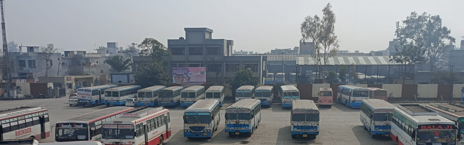 कैथल बस अड्डा पर खड़ी राेडवेज व निजी बसें। संवाद कैथल बस अड्डा पर खड़ी राेडवेज व निजी बसें। संवाद