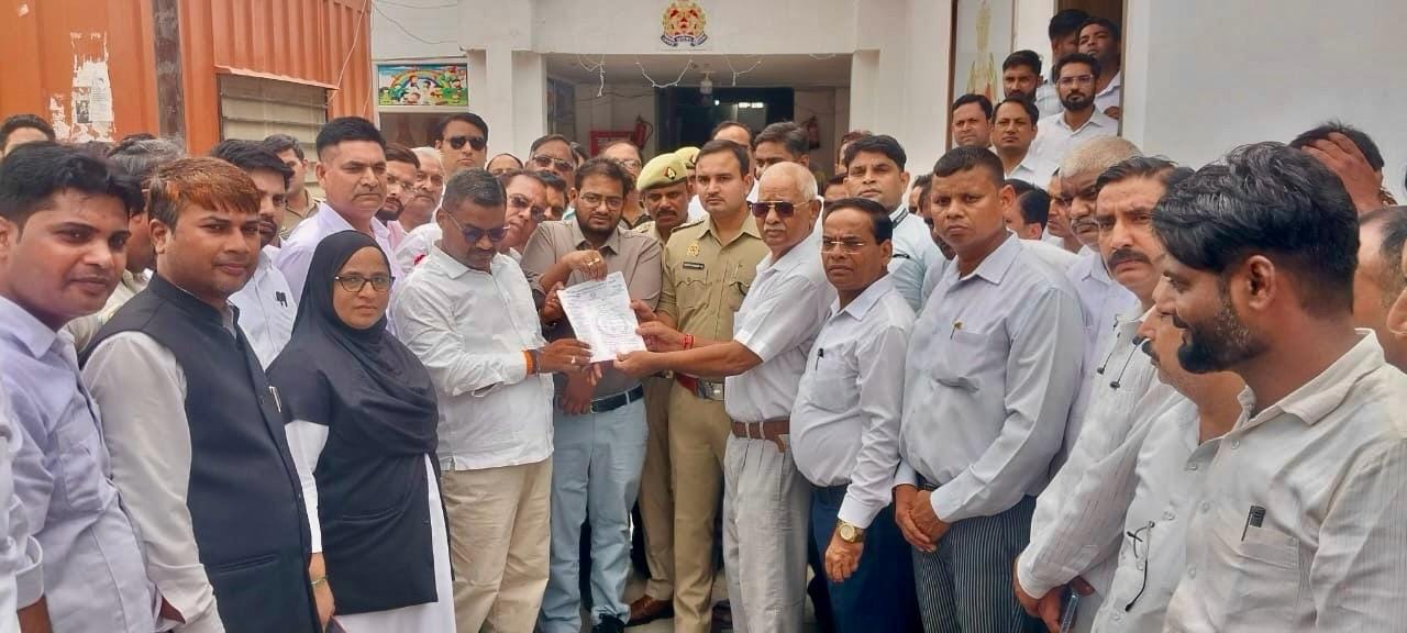 खुर्जा में अंकुर चौधरी की हत्या की घटना के बाद कोतवाली के बाहर सड़क पर बैठे अधिवक्ता। संवाद