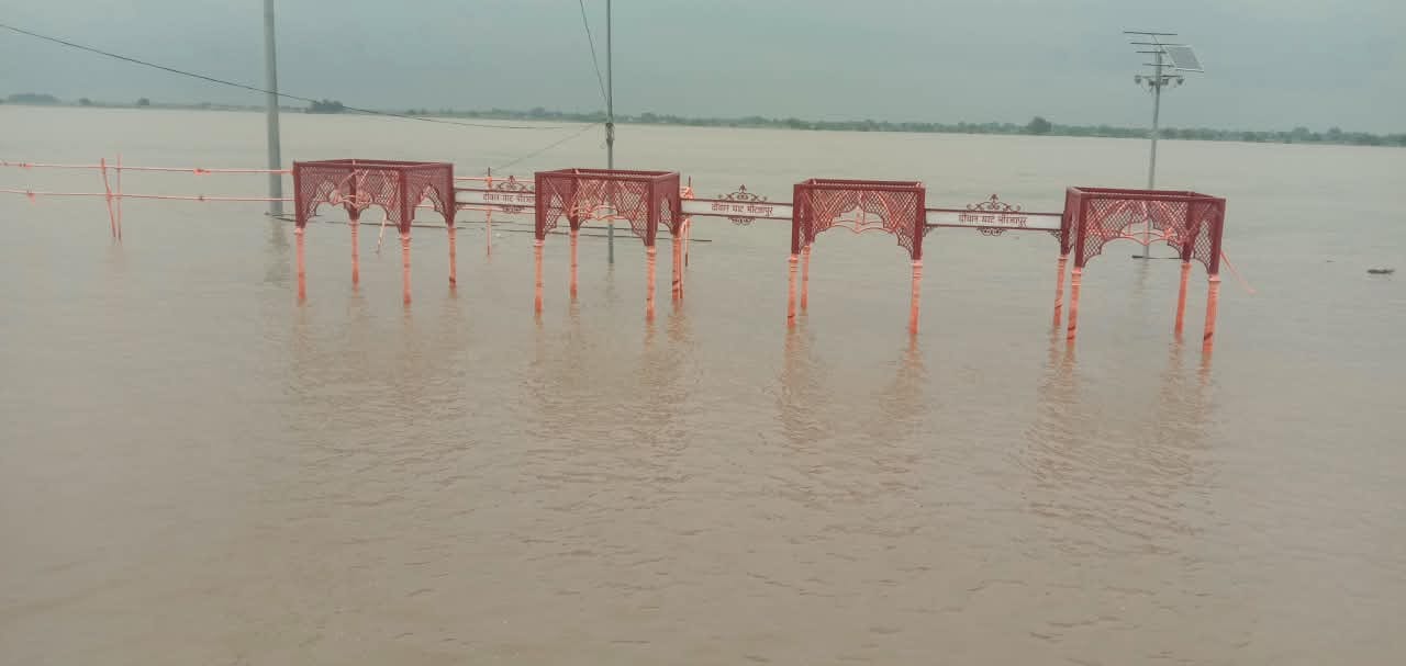 खेतों तक पहुंचा बाढ़ का पानी, सीखड़ में डूबी सब्जियों के खेत।- संवाद। खेतों तक पहुंचा बाढ़ का पानी, सीखड़ में डूबी सब्जियों के खेत।- संवाद।