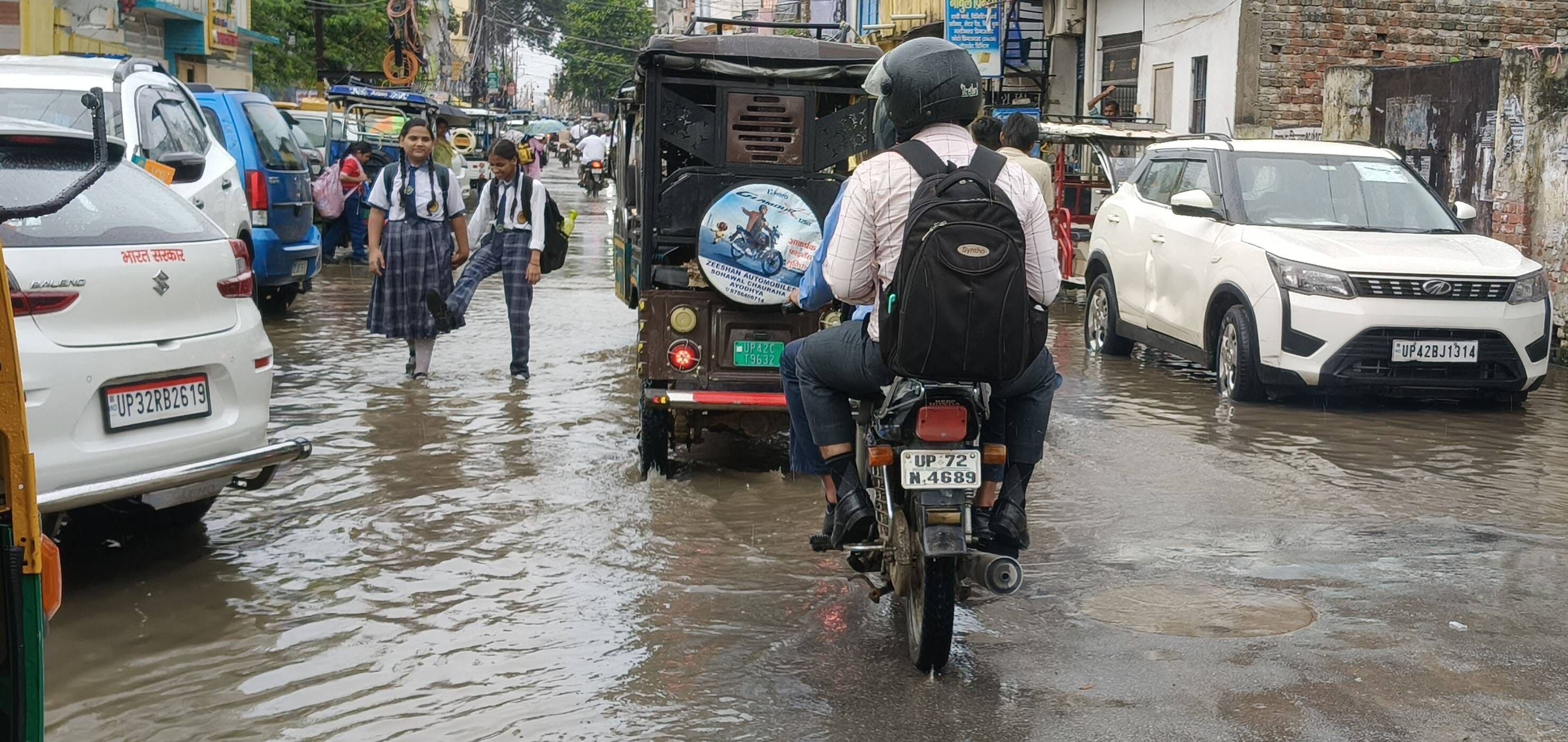 महोबरा बाईपास के नीचे बारिश से बचने के लिए जुटे वाहनों के कारण लगा जाम महोबरा बाईपास के नीचे बारिश से बचने के लिए जुटे वाहनों के कारण लगा जाम