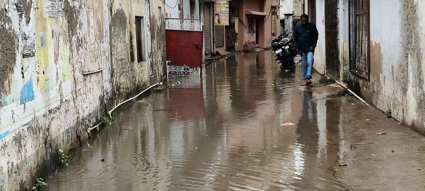 महोबरा बाईपास के नीचे बारिश से बचने के लिए जुटे वाहनों के कारण लगा जाम महोबरा बाईपास के नीचे बारिश से बचने के लिए जुटे वाहनों के कारण लगा जाम