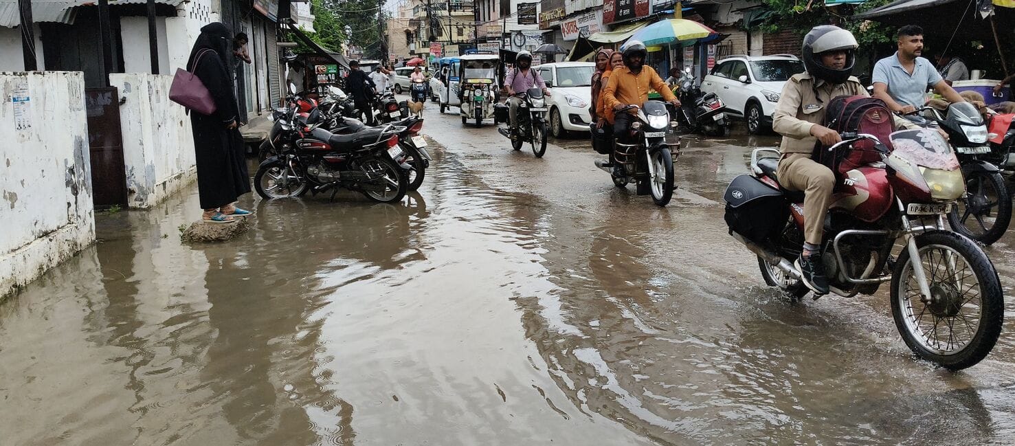 महोबरा बाईपास के नीचे बारिश से बचने के लिए जुटे वाहनों के कारण लगा जाम महोबरा बाईपास के नीचे बारिश से बचने के लिए जुटे वाहनों के कारण लगा जाम