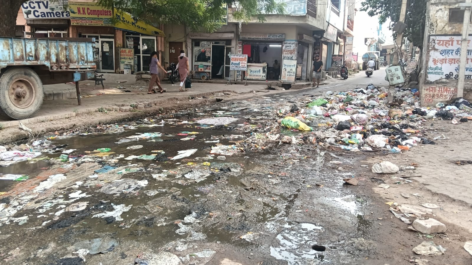 नगर परिषद कार्यालय परिसर में नारेबाजी करते हड़ताली सफाई कर्मचाी। नगर परिषद कार्यालय परिसर में नारेबाजी करते हड़ताली सफाई कर्मचाी।
