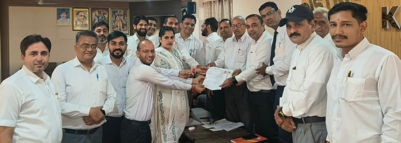 नामांकन पत्र दाखिल करते हुए अधिवक्ता किरण कुमारी। प्रवक्ता