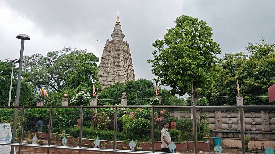 नेपाल में आई भीषण त्रासदी का असर बोधगया के पर्यटन पर दिखने लगा है। नेपाल में आई भीषण त्रासदी का असर बोधगया के पर्यटन पर दिखने लगा है।