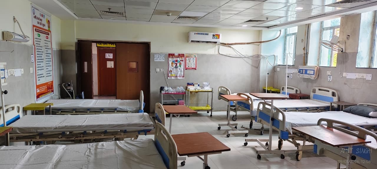 पंजीकरण काउंटर पर लाइन में खड़े मरीज व तीमारदार। संवाद