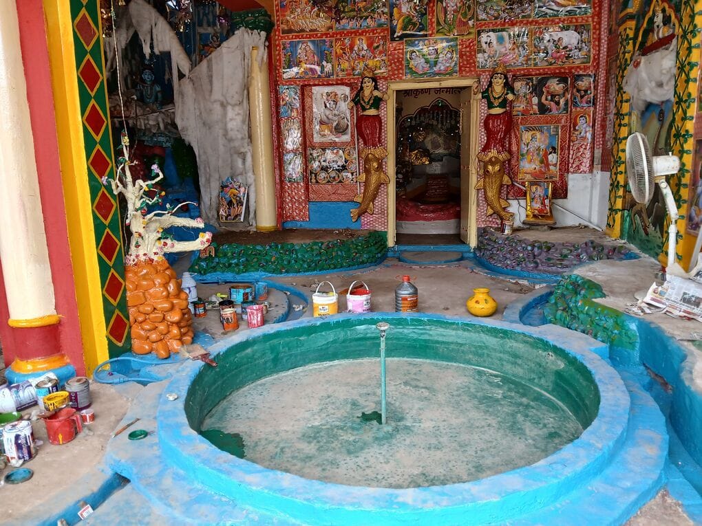 पुलिस लाइन में सज रही झांकी व बाजार में श्रीकृष्ण के वस्त्र खरीदते लोग। - संवाद पुलिस लाइन में सज रही झांकी व बाजार में श्रीकृष्ण के वस्त्र खरीदते लोग। - संवाद