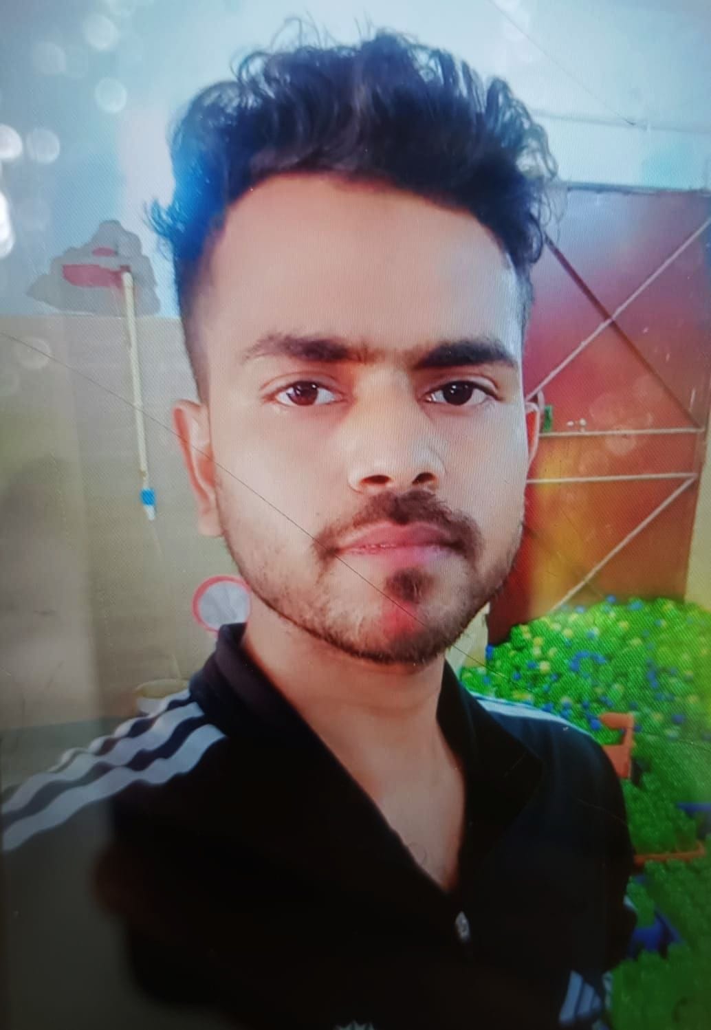 पोस्टमॉर्टम हाउस पर जानकारी देते मृतक शिवपाल के परिजन। संवाद पोस्टमॉर्टम हाउस पर जानकारी देते मृतक शिवपाल के परिजन। संवाद