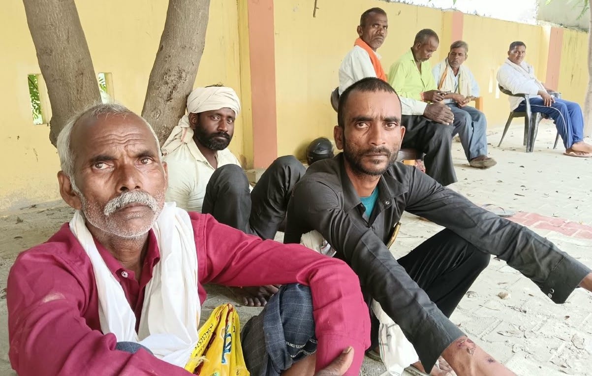 पोस्टमॉर्टम हाउस पर जानकारी देते मृतक शिवपाल के परिजन। संवाद पोस्टमॉर्टम हाउस पर जानकारी देते मृतक शिवपाल के परिजन। संवाद