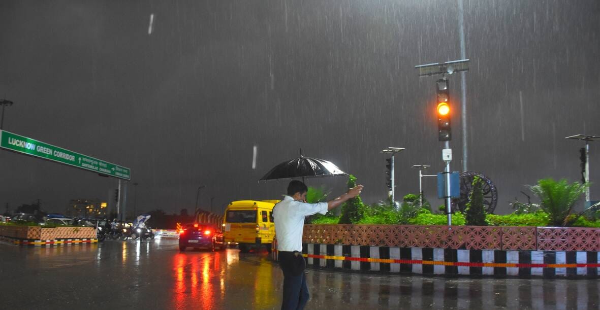 राजधानी में सोमवार शाम बारिश के बीच गुजरते वाहन।