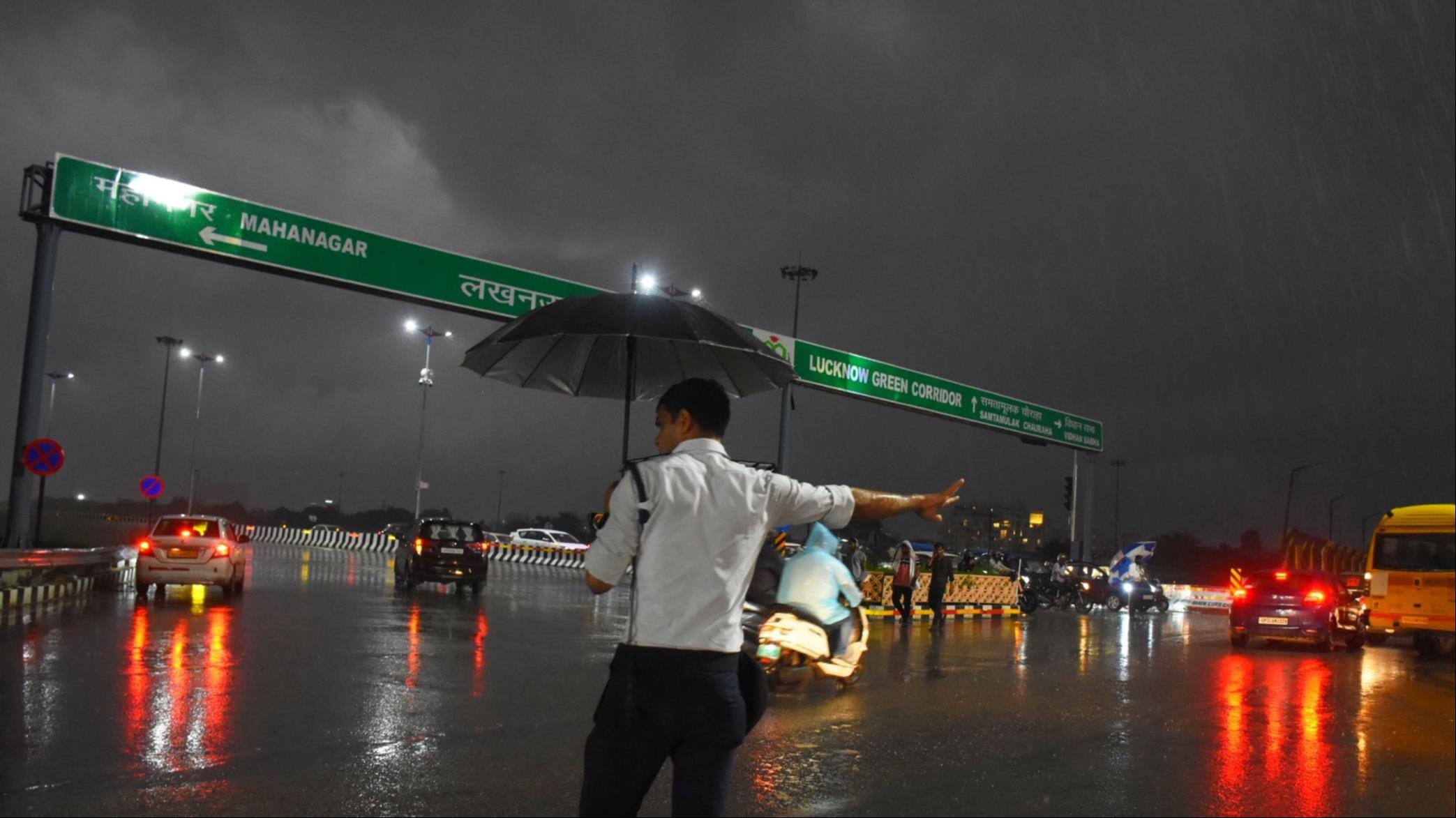 राजधानी में सोमवार शाम बारिश के बीच गुजरते वाहन।