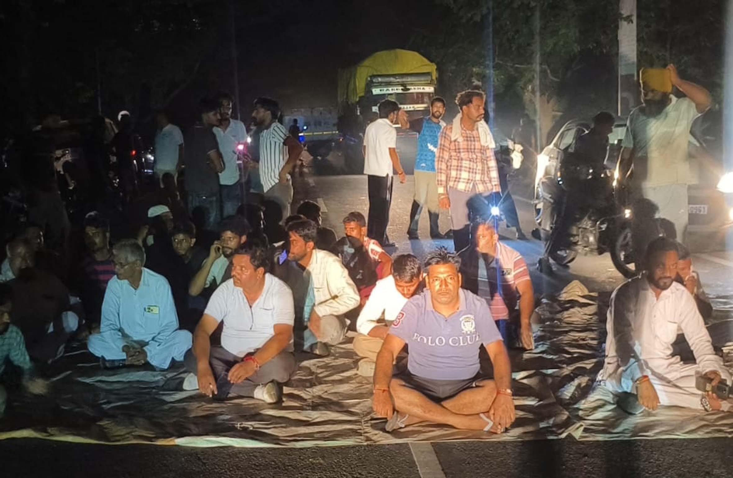 साढौरा में गायों को मुक्त कराने के सड़क पर जाम लगाकर बैठे किसान। स्वयं साढौरा में गायों को मुक्त कराने के सड़क पर जाम लगाकर बैठे किसान। स्वयं