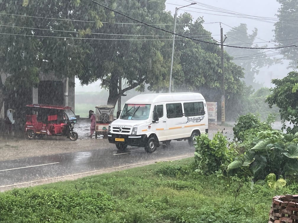 सोहराबपुर गांव में बारिश से गिरा कच्चा मकान।संवाद सोहराबपुर गांव में बारिश से गिरा कच्चा मकान।संवाद