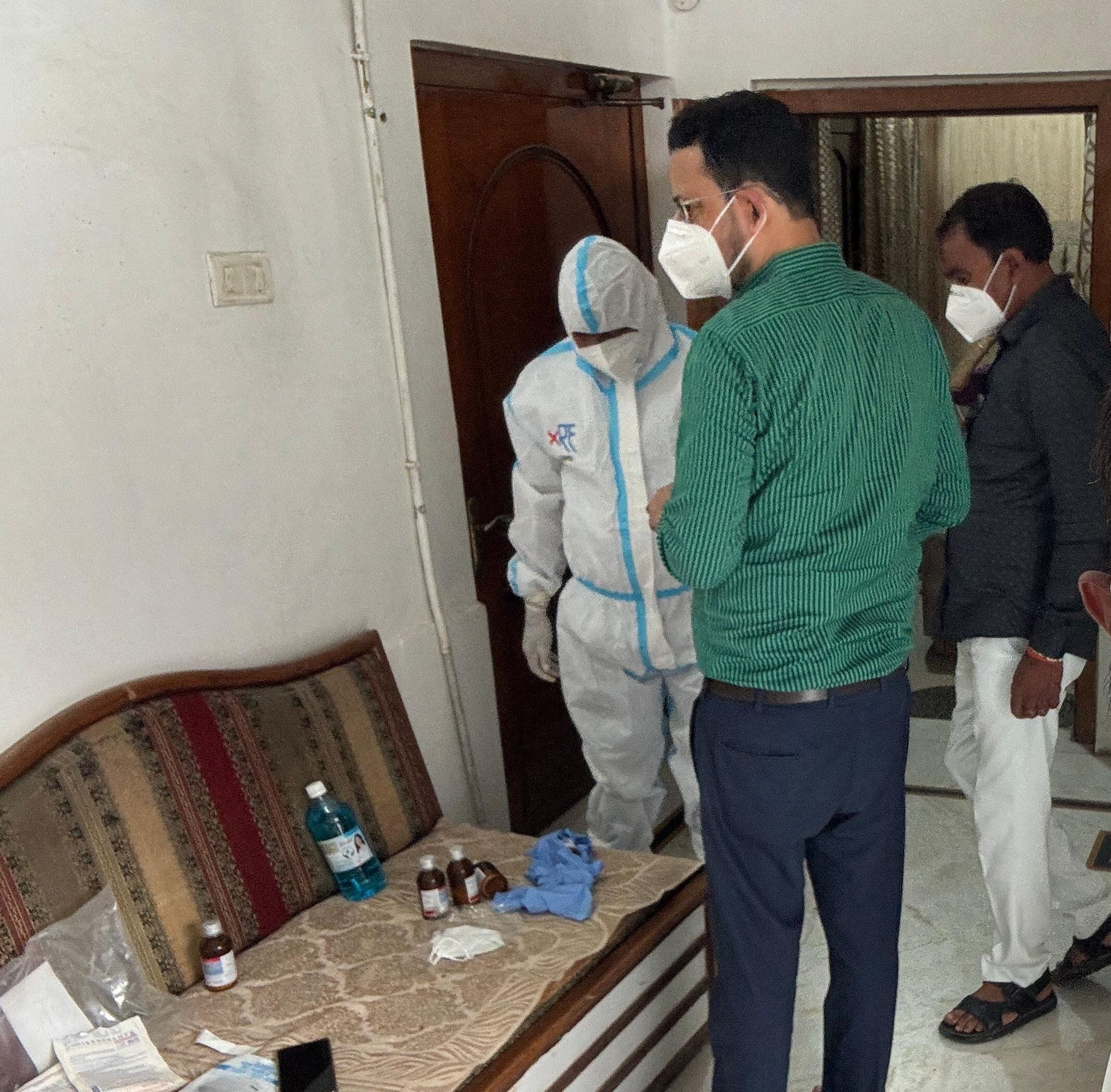 सलोन में मिले स्वाइन रोगी के घर जांच करती स्वास्थ्य विभाग की टीम।सलोन में मिले स्वाइन रोगी के घ सलोन में मिले स्वाइन रोगी के घर जांच करती स्वास्थ्य विभाग की टीम।सलोन में मिले स्वाइन रोगी के घ