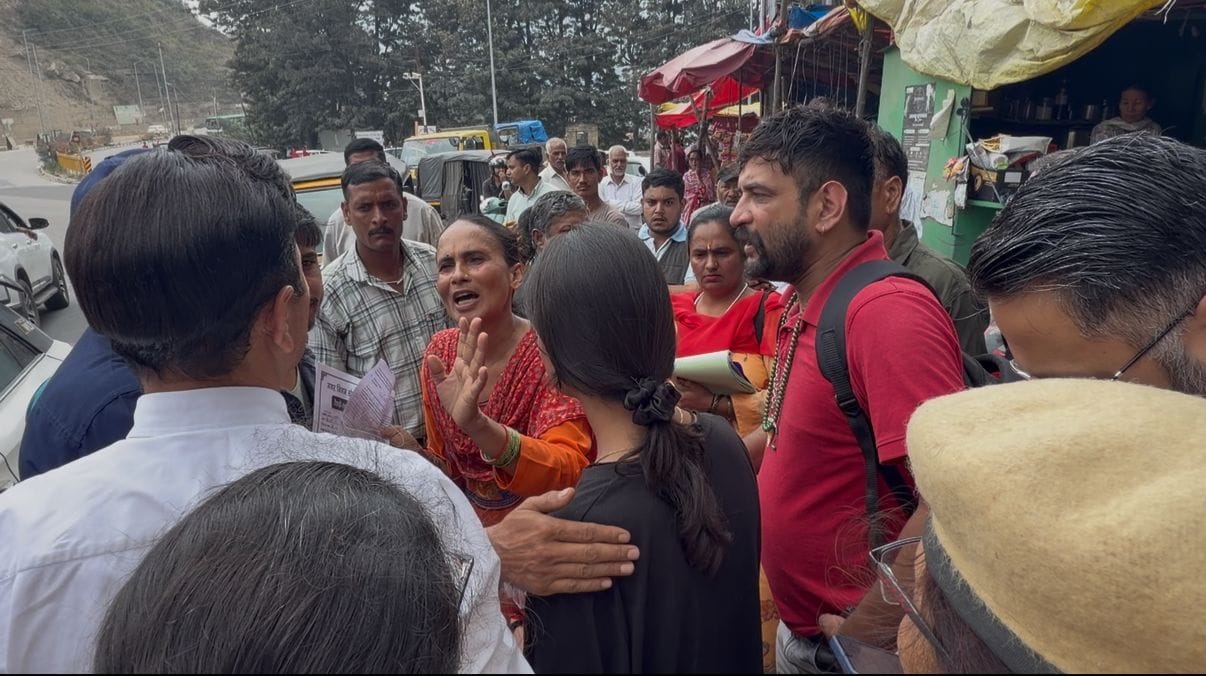 सोलन शहर के बाईपास में फोरलेन के किनारे तहबाजारियों की ओर से किए गए अतिक्रमण को जेसीबी की मदद स