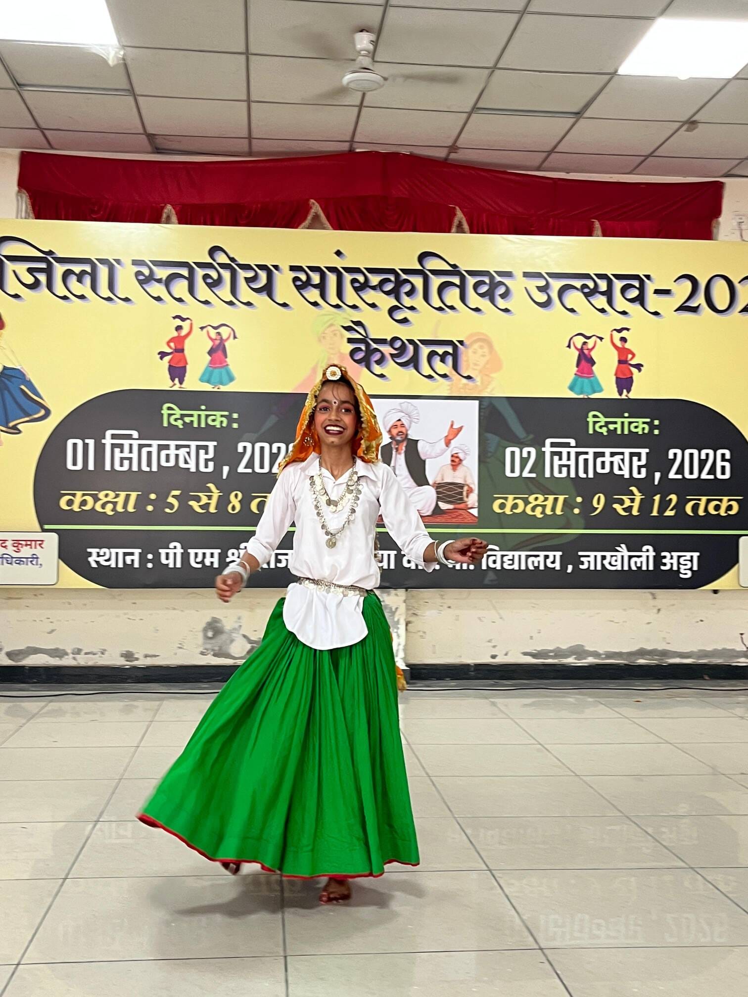 सामूहिक नृत्य के दौरान मंच पर प्रस्तुति देती छात्राएं। संवाद