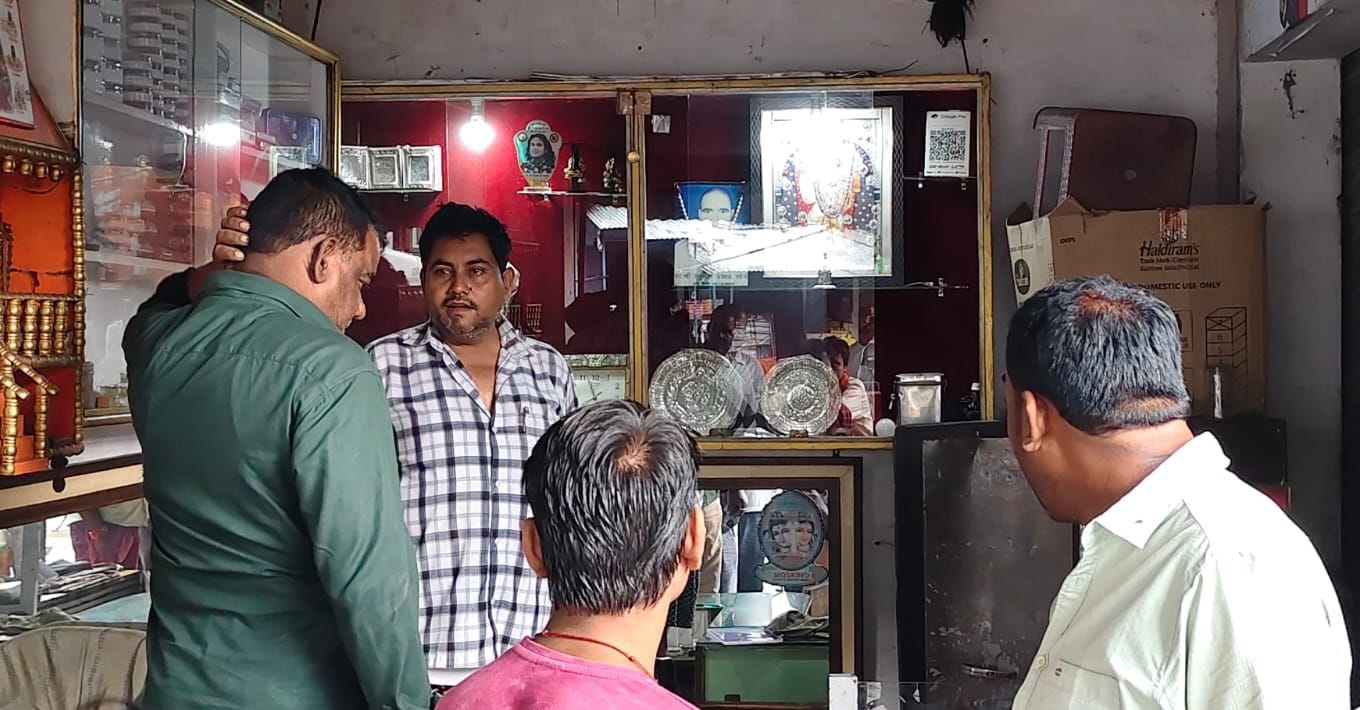 सरयू घाट पुलिस चौकी के पास आभूषण की दुकान में चोरी के बाद जुटे लोग व जांच करती पुलिस। - संवाद