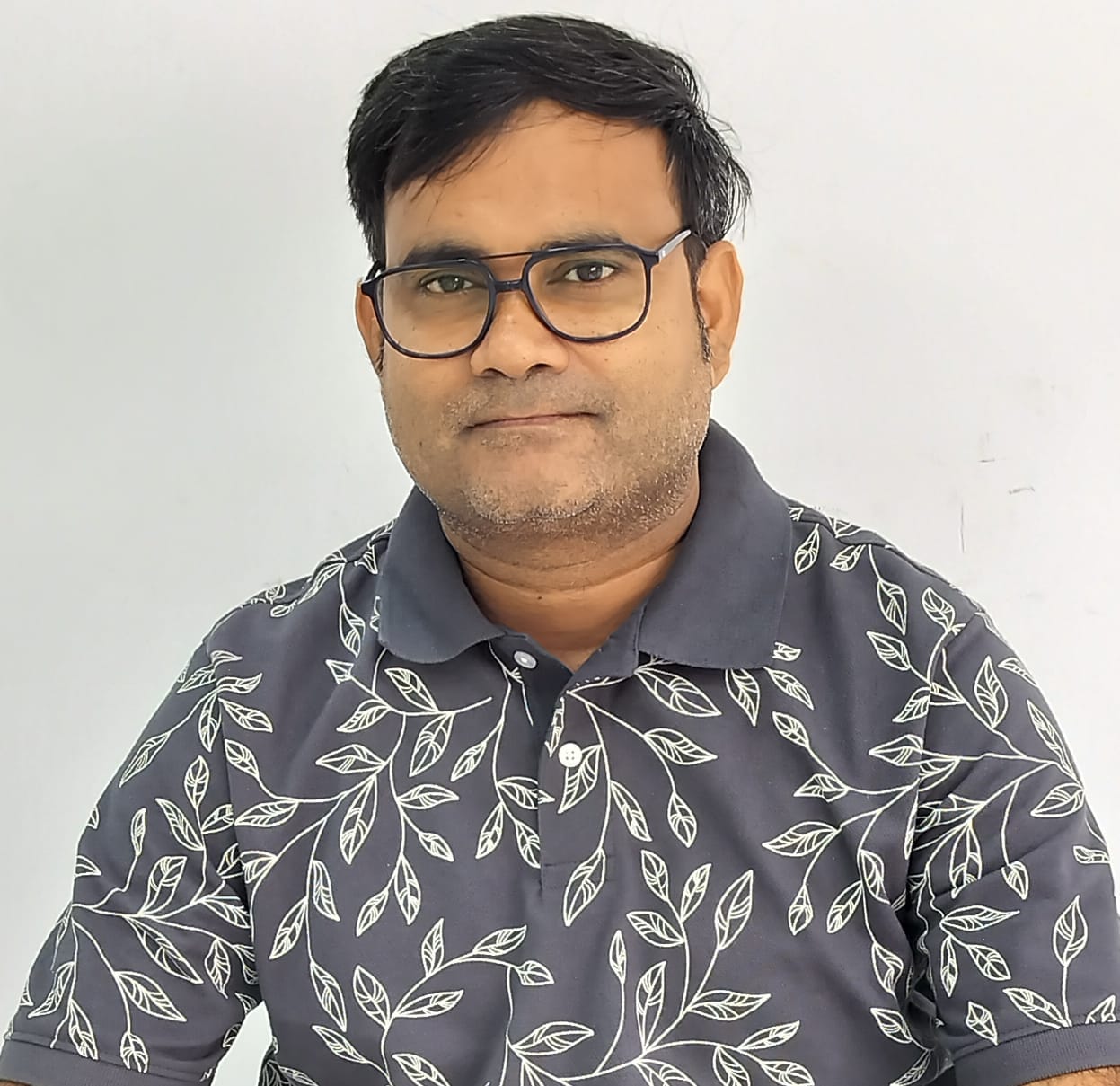 सोसाइटी के अंदर जाते हुए बंदर, स्तोत निवासी