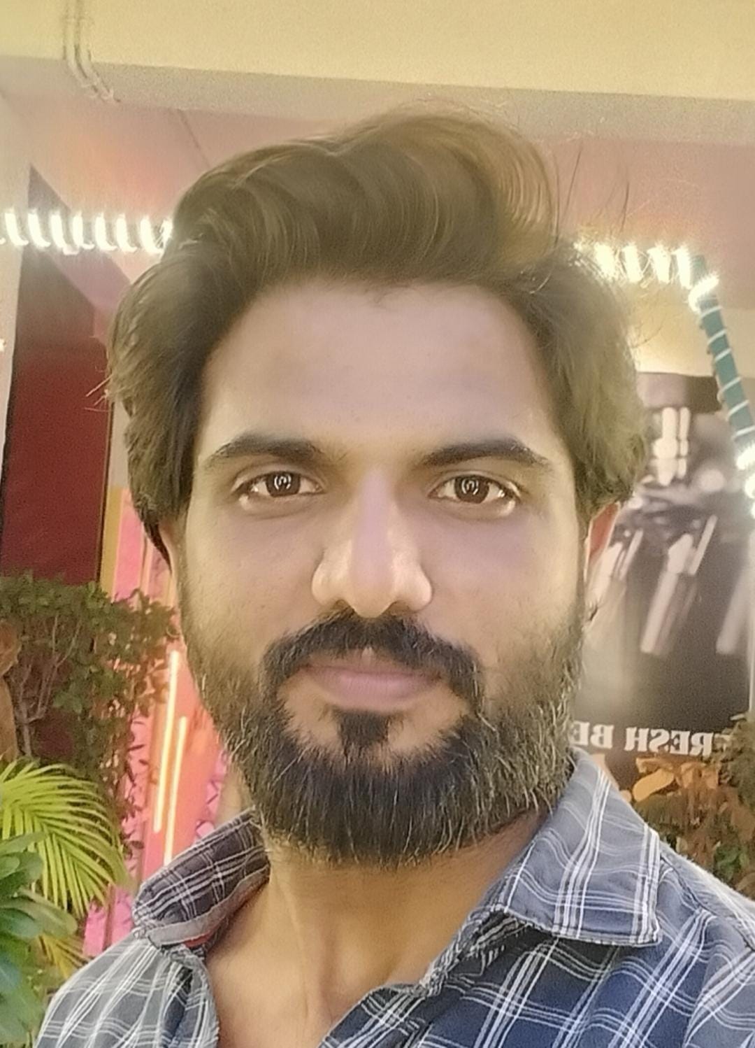 सोसाइटी के अंदर जाते हुए बंदर, स्तोत निवासी