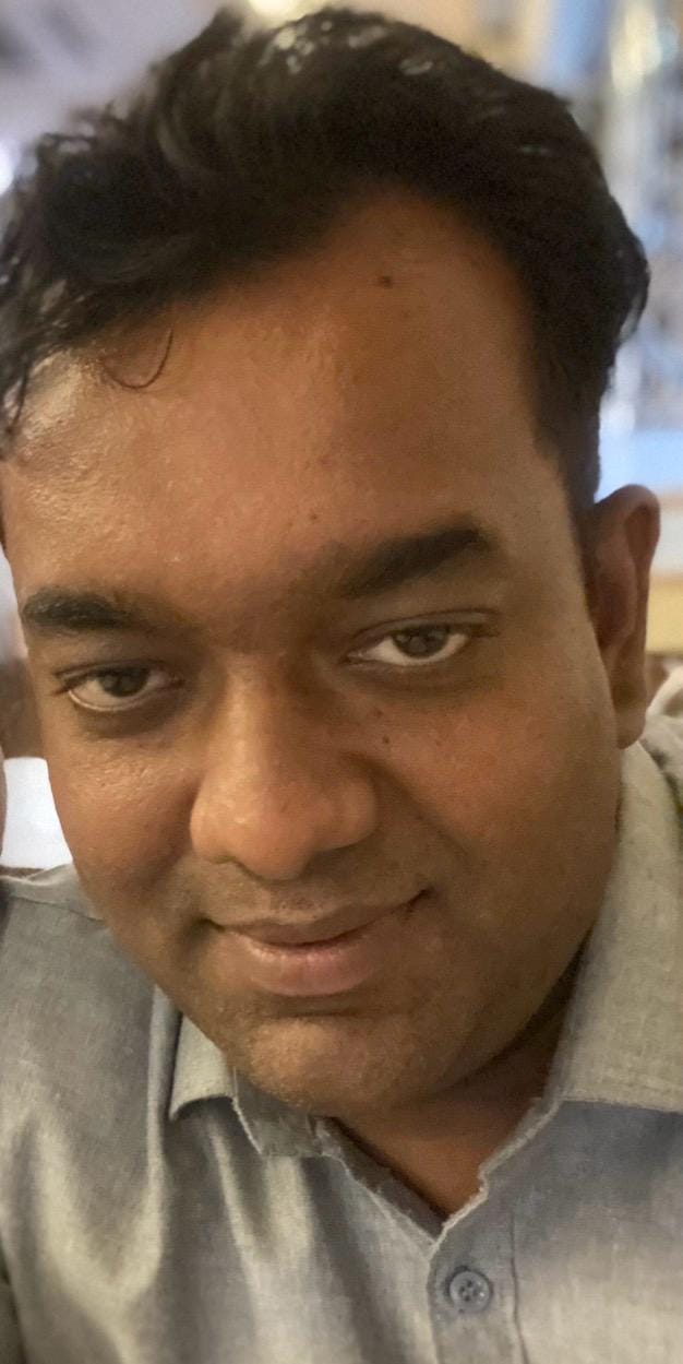 सोसाइटी के अंदर जाते हुए बंदर, स्तोत निवासी